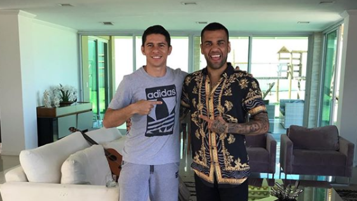 Leia mais sobre o artigo Ex-São Paulo, Osvaldo dá dicas antes do reencontro e fala sobre amizade com Daniel Alves