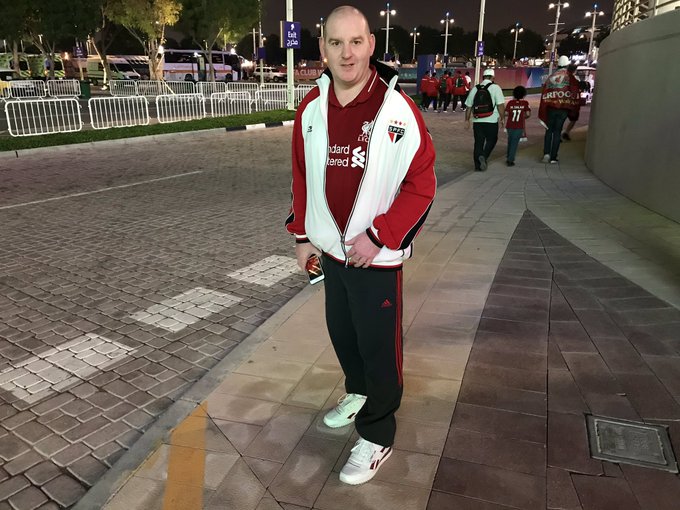 Leia mais sobre o artigo Torcedor do Liverpool aparece com casaco são-paulino do Mundial de 2005 em 2019 e ‘explica’