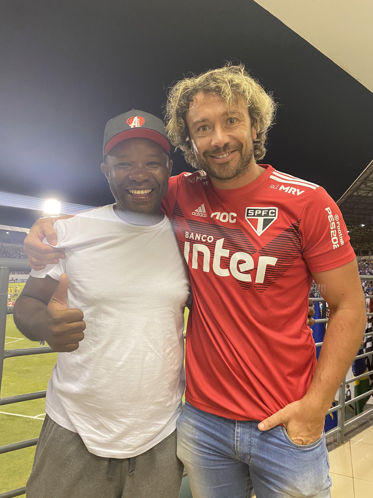 Leia mais sobre o artigo Ex-volante Alexandre visitou São Paulo e acompanhou jogo em Araraquara; Lugano exalta ex-atleta