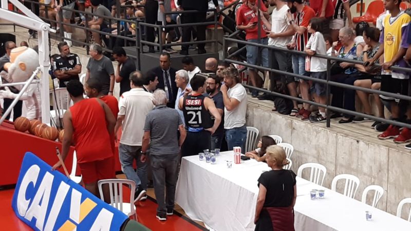 Leia mais sobre o artigo Lugano marca presença em jogo são-paulino de basquete