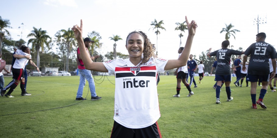 Leia mais sobre o artigo Capitã do futebol feminino avisa: “Que bom que meu Tricolor está se reforçando a altura”