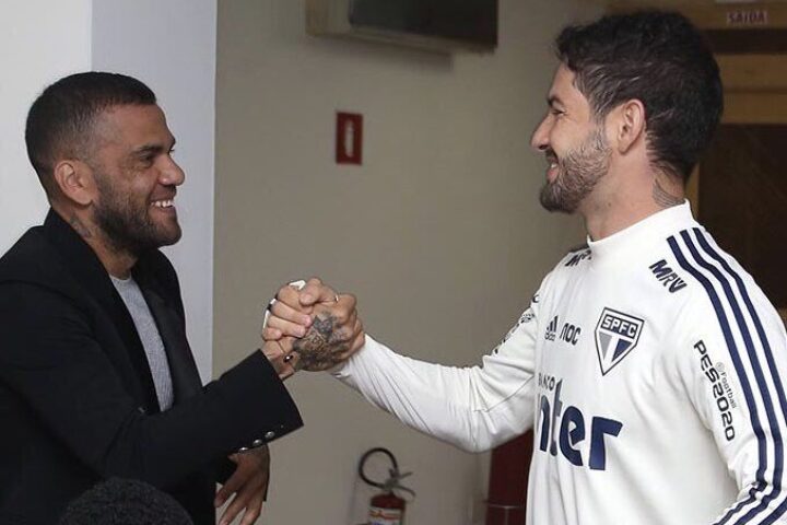 Pato e Daniel Alves interagem na rede social, atacante revela: “Sou seu fã”