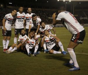 Leia mais sobre o artigo Reinaldo defende Arboleda, explica comemoração e cita: “Essa é a foto que o são-paulino tem que guardar”