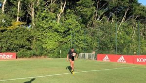 Read more about the article Retornando? Joao Rojas posta treinando com bola