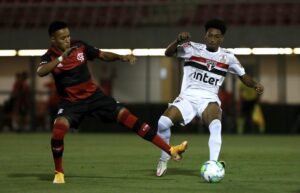 Leia mais sobre o artigo Goleiros brilham, e São Paulo e Flamengo ficam no 0x0 pelo Brasileirão sub-20