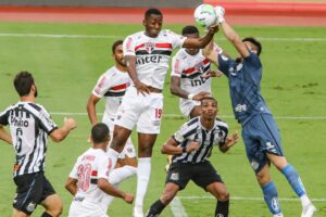 Leia mais sobre o artigo Final paulista na Libertadores e boa fase do Corinthians aumentam pressão do São Paulo no Brasileirão