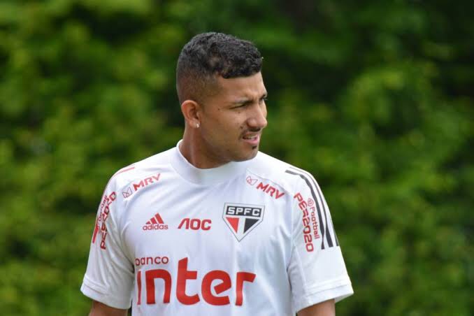 Leia mais sobre o artigo Com contrato próximo do fim e sondagens de outros clubes, futuro de João Rojas no São Paulo é incerto