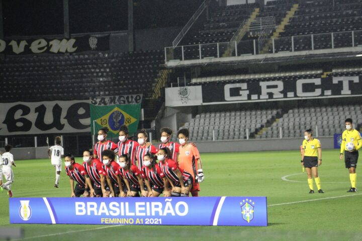 Em noite chuvosa, São Paulo perde de virada para o Santos.