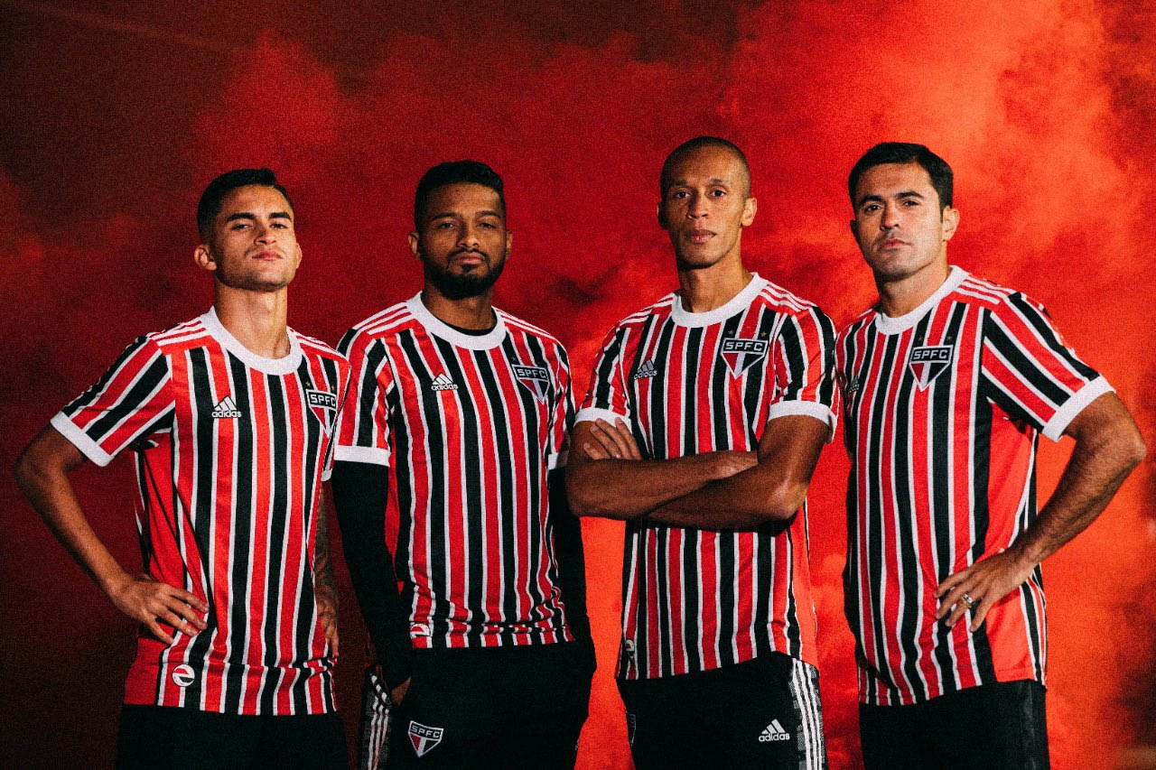 Suposta camisa reserva do Flamengo 2023-2024 vaza nas redes