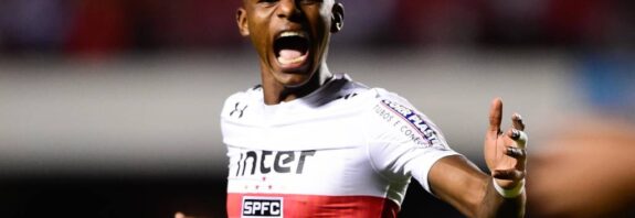 Arboleda, jogador equatoriano do São Paulo FC, durante partida contra o Coritiba, válida pela décima oitava rodada do Campeonato Brasileiro 2017.