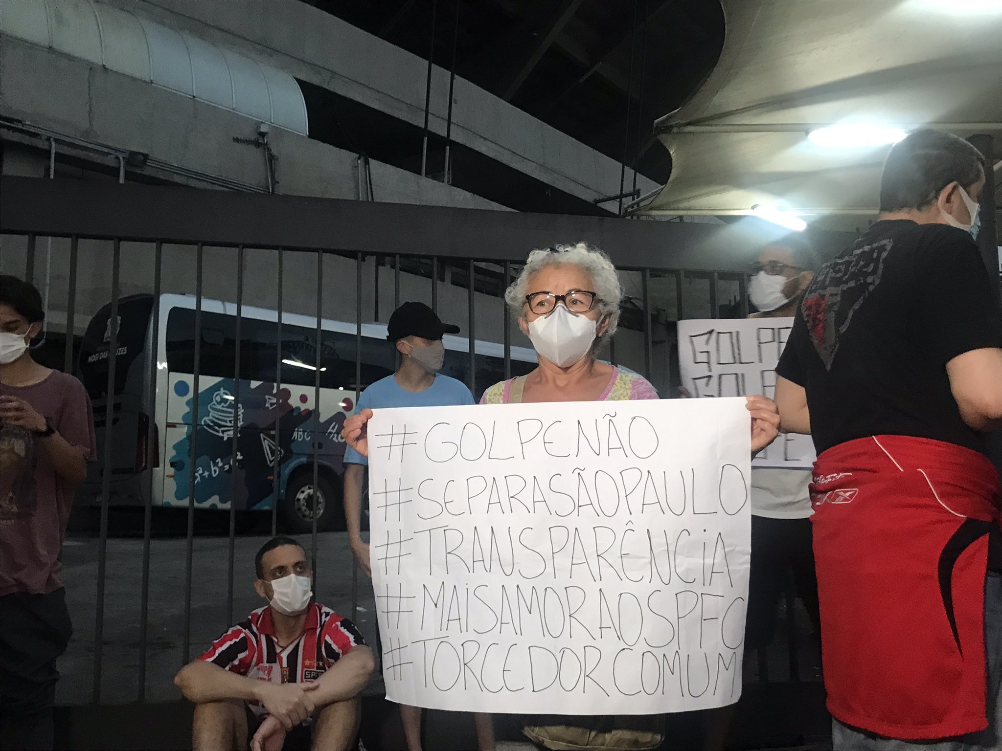 Leia mais sobre o artigo Senhora de 65 anos rouba a cena em protesto do #SeparaSãoPaulo