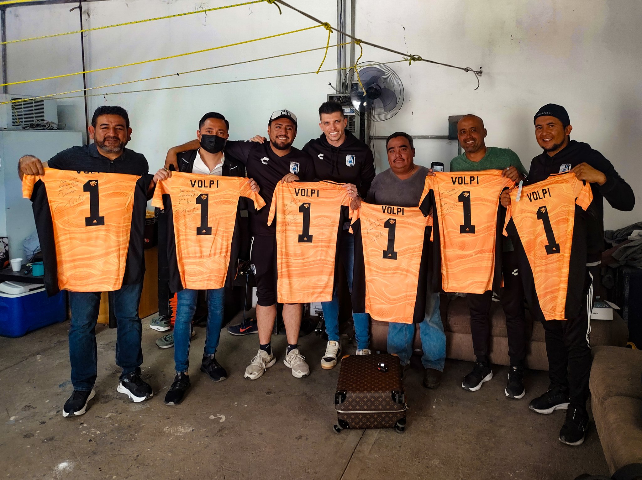 Leia mais sobre o artigo Volpi visita ex-clube e presenteia funcionários com camisa do São Paulo