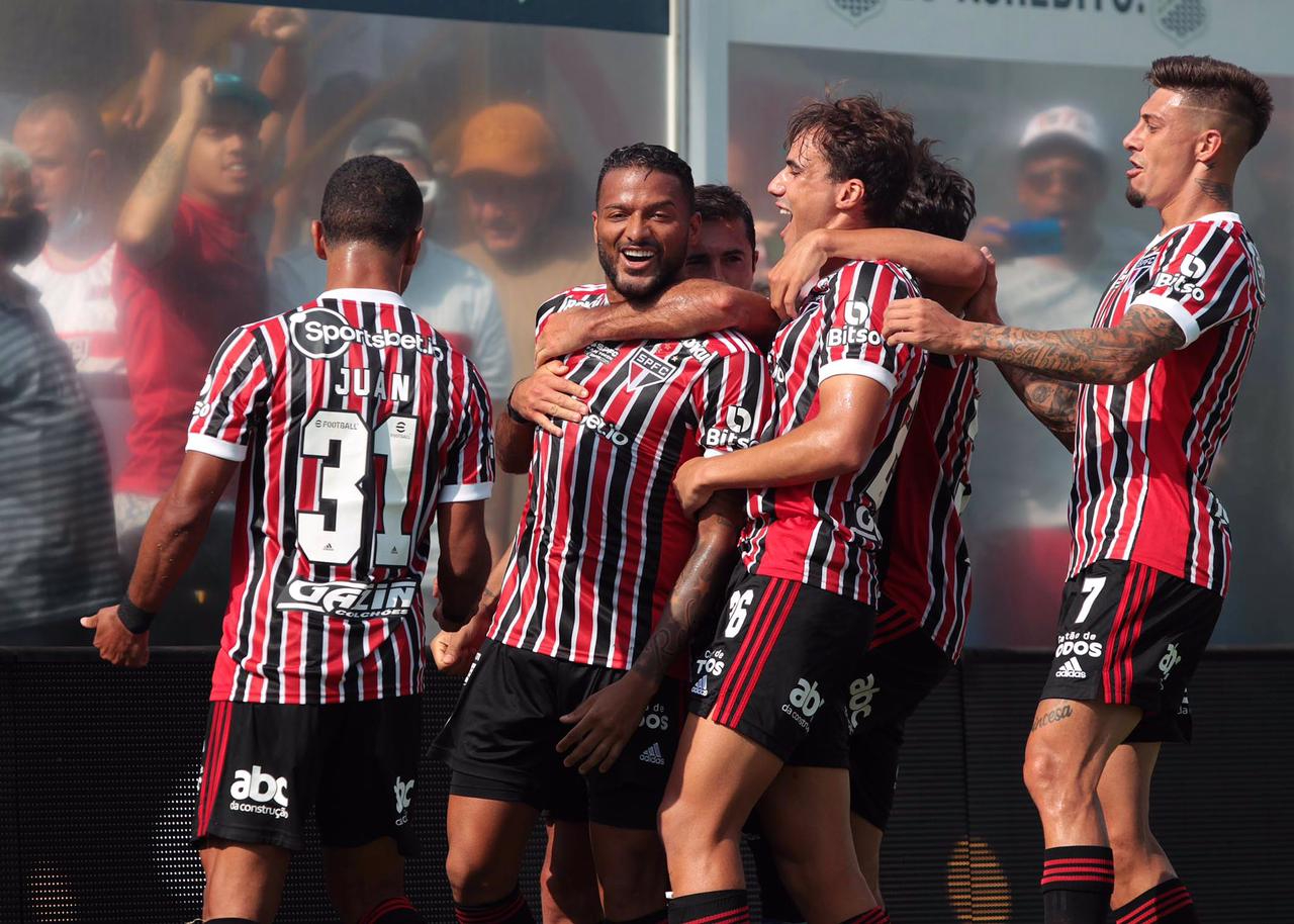 Reinaldo comemorando o gol que abriu o placar em Diadema. (Foto: Reprodução/Twitter @SaoPauloFC)