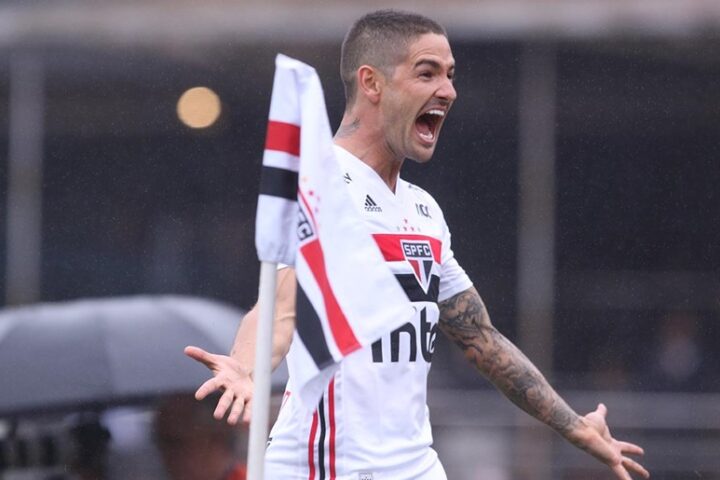 Com lesões ofensivas e recuperação no REFFIS, Pato vira alvo no São Paulo