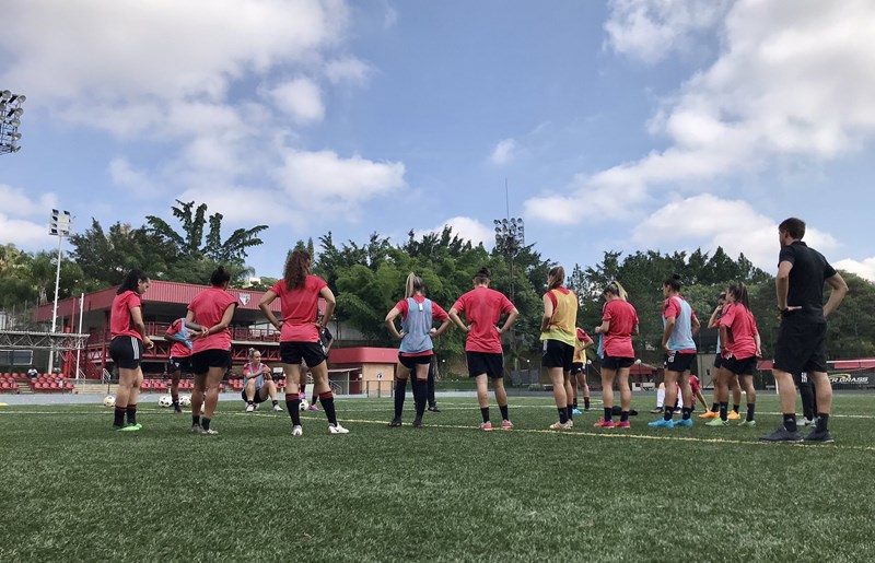Lucas Piccinato comanda treino com as jogadoras antes do confronto. Créditos: Gabriela Montesano / @saopaulofcnet