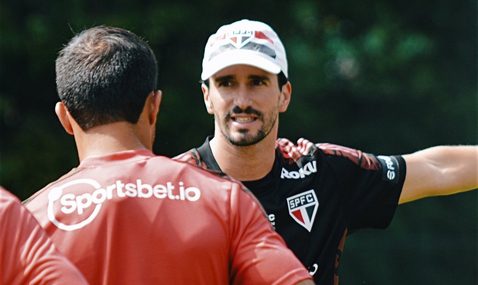 Leia mais sobre o artigo Agora é com o francês? Charles Hembert pode comandar o São Paulo contra o Santos