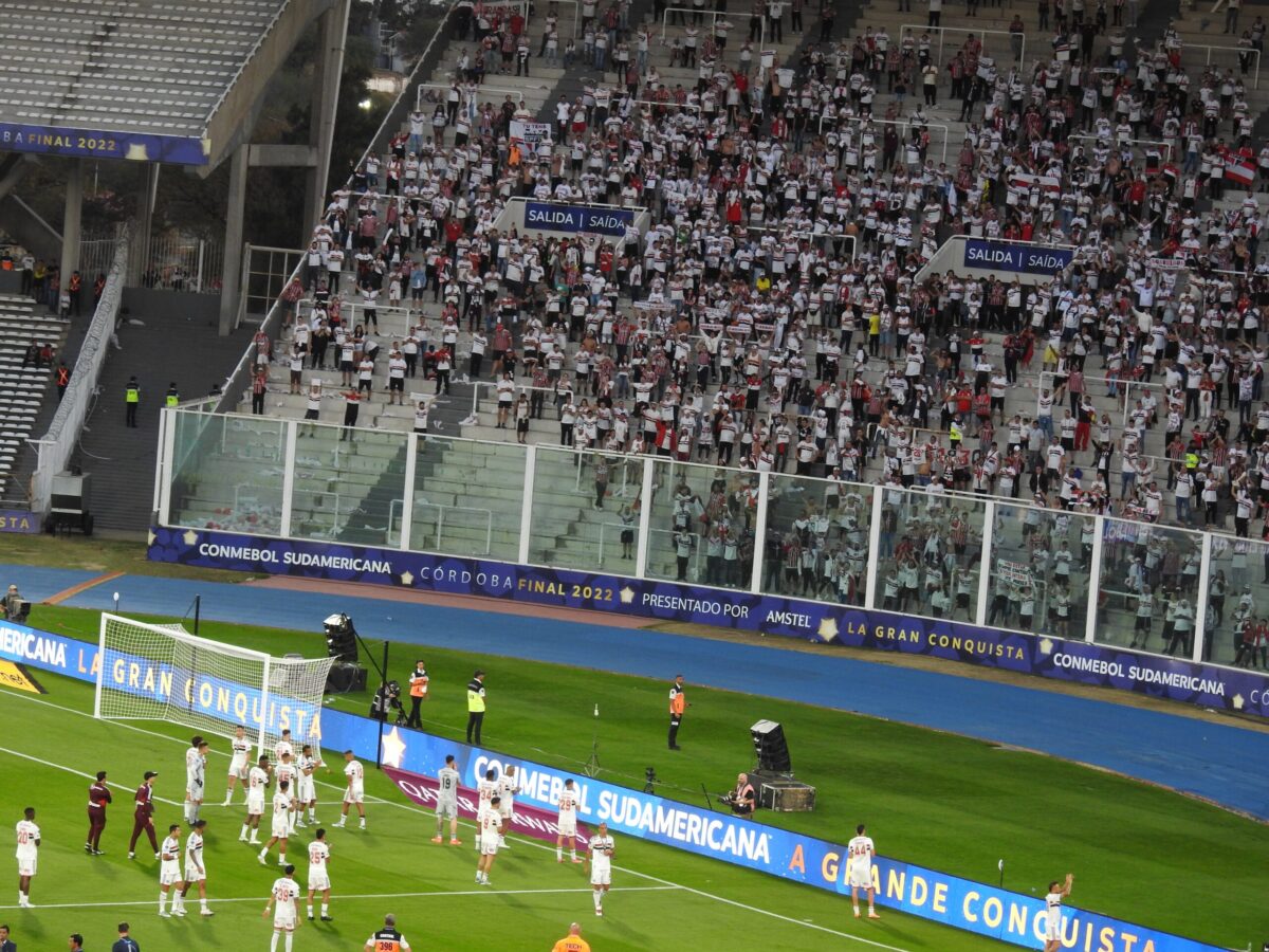 Leia mais sobre o artigo Atletas são-paulinos deixavam o gramado sem saudar torcida, mas Ferraresi chamou o grupo