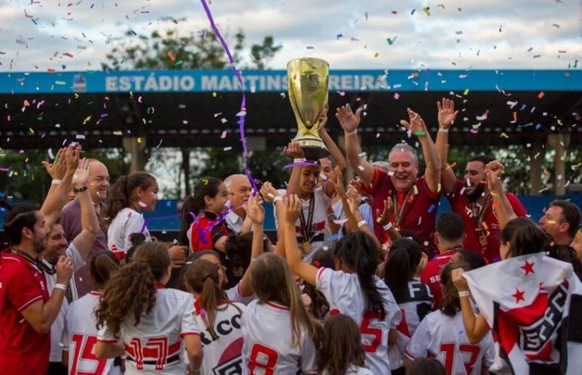 A equipe feminina da base tricolor foi campeão do Paulista Sub-17 após empatar com a Ferroviária por 2 a 2