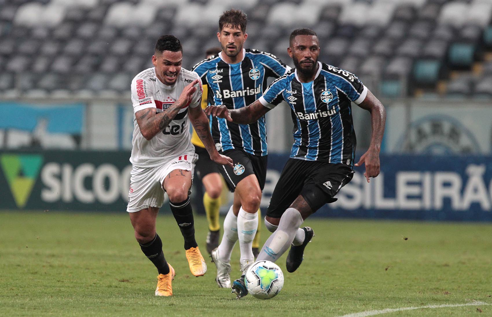 Luciano em disputa de bola em partida contra o Grêmio em 2021. (Foto: DIvulgação / SãoPaulo FC