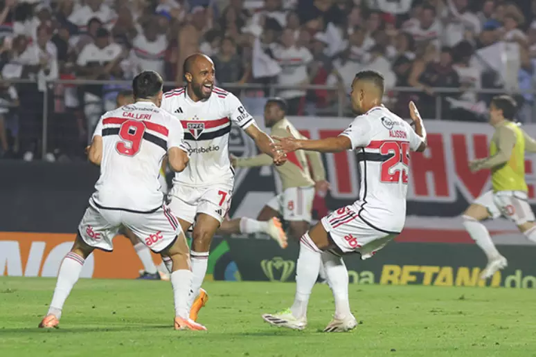 São Paulo tenta manter a boa fase diante do líder do brasileirão (Foto: Nilton Fukuda/saopaulofc.net / Jogada10)