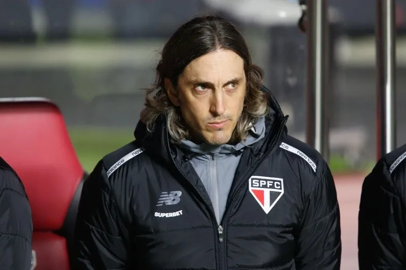Leia mais sobre o artigo Luis Zubeldia pede demissão e deixa o comando do São Paulo