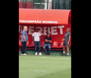 Leia mais sobre o artigo Amigo do Muricy? Ex-lateral acompanha treino do São Paulo