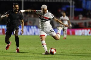 Leia mais sobre o artigo Na briga pela Libertadores, São Paulo visita o Corinthians no último clássico de 2025