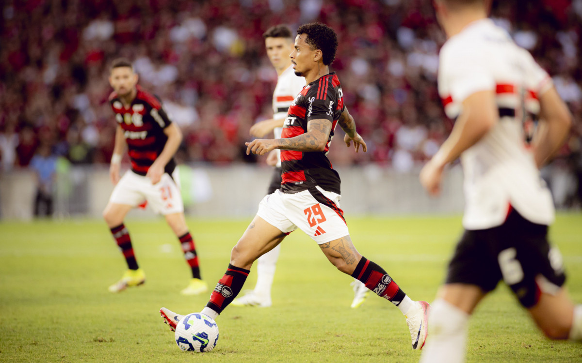 Leia mais sobre o artigo Com renovação de Filipe Luis, volante fica perto de acerto com São Paulo